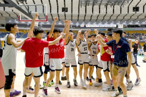 旭川志峯を下し、インターハイ出場を決め、喜びに沸く白樺学園の選手たち（金野和彦撮影）
