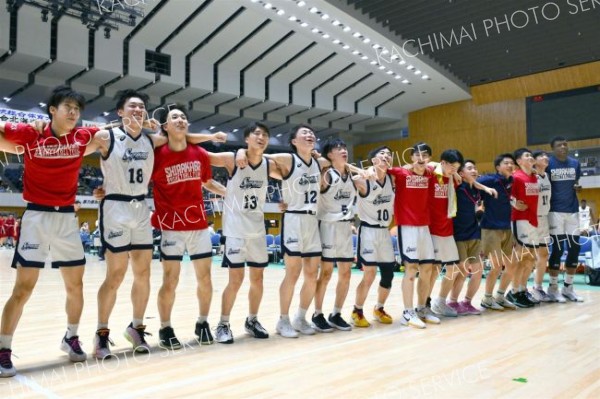 男子決勝リーグで旭川志峯を下し、インターハイ出場を決め、スタンドの保護者や仲間に向かって勝利の歌を歌う白樺学園の選手たち（金野和彦撮影）