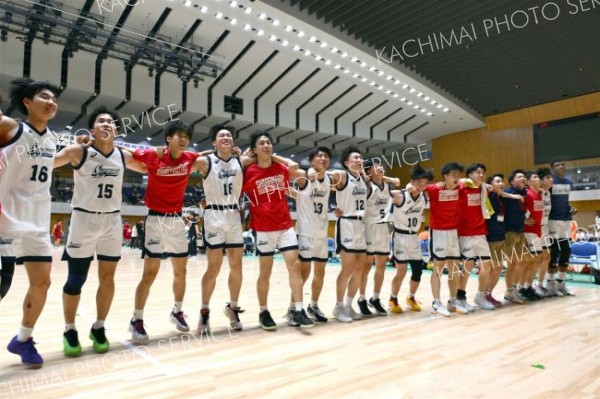 男子決勝リーグで旭川志峯を下し、インターハイ出場を決め、スタンドの保護者や仲間に向かって勝利の歌を歌う白樺学園の選手たち（金野和彦撮影）