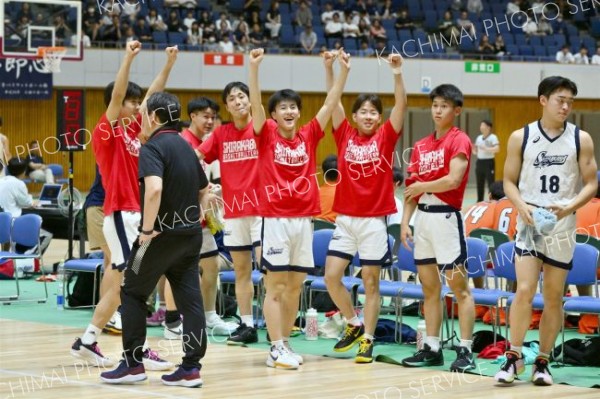 男子決勝リーグ・白樺学園―旭川志峯（金野和彦撮影）