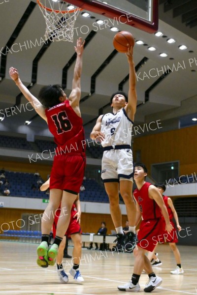 男子決勝リーグ・白樺学園―旭川志峯（金野和彦撮影）