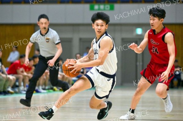男子決勝リーグ・白樺学園―旭川志峯（金野和彦撮影）