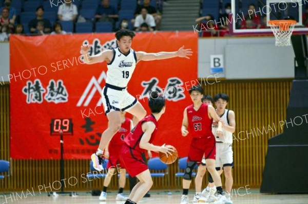男子決勝リーグ・白樺学園―旭川志峯（金野和彦撮影）