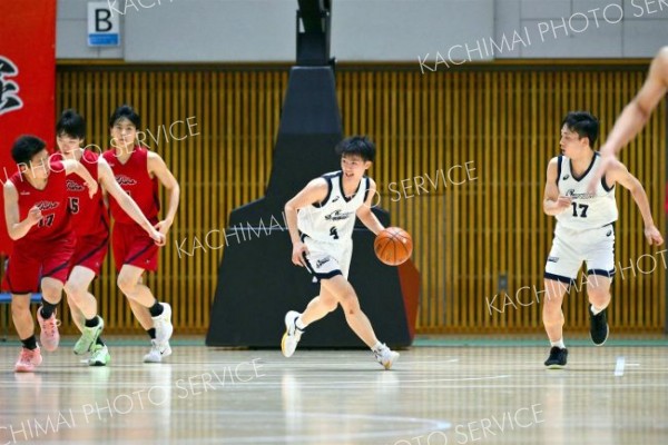 男子決勝リーグ・白樺学園―旭川志峯（金野和彦撮影）