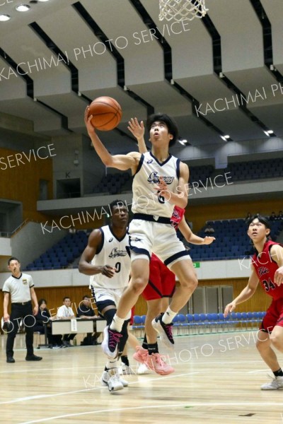 男子決勝リーグ・白樺学園―旭川志峯（金野和彦撮影）