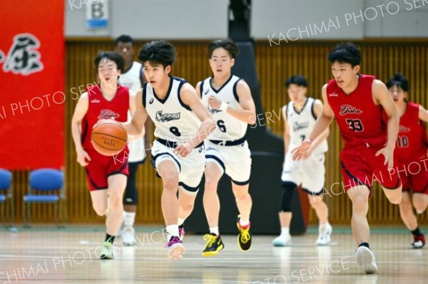 男子決勝リーグ・白樺学園―旭川志峯（金野和彦撮影）