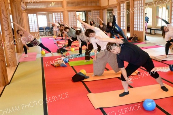 本別の光仙寺で開かれた「お寺で整えるヨガ」