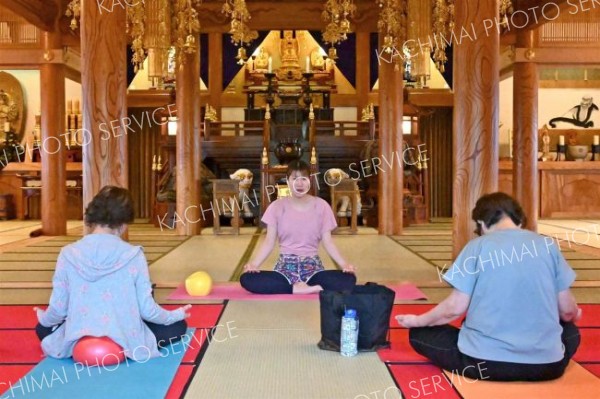 本別の光仙寺で開かれた「お寺で整えるヨガ」