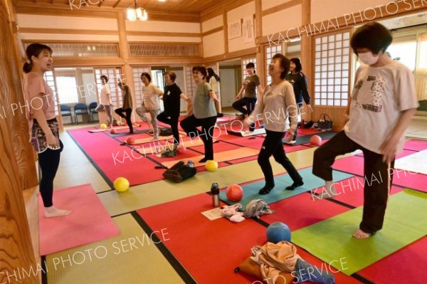 本別の光仙寺で開かれた「お寺で整えるヨガ」
