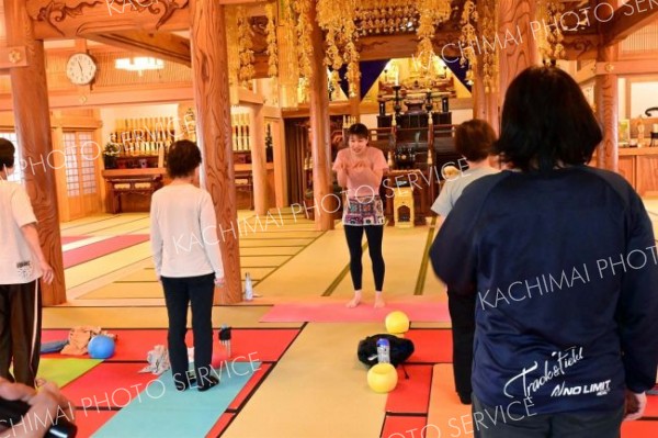 本別の光仙寺で開かれた「お寺で整えるヨガ」