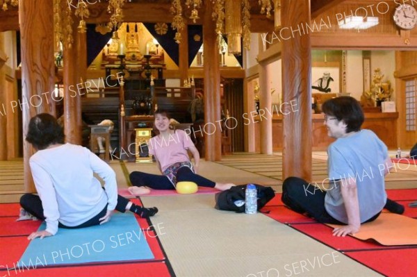 本別の光仙寺で開かれた「お寺で整えるヨガ」