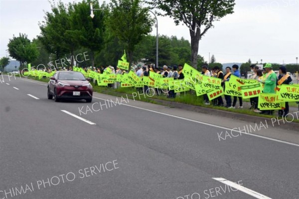 国道２４１号北バイパス沿いで旗の波で交通安全を呼び掛ける参加者ら