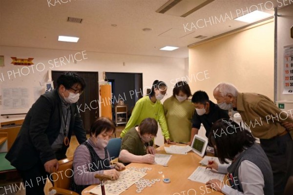 おじいちゃんやおばあちゃんのデイ活動見守る　市内老健「アンダンテ」が「逆参観日」