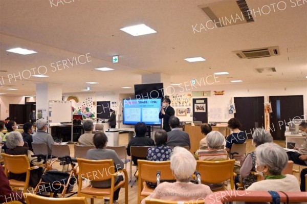 利用者らの前で学習療法の仕組みを紹介している横山直史法人運営管理部長