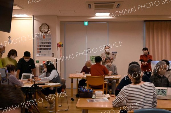 学習療法を実演する利用者