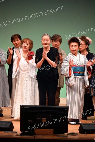 フィナーレを歌う出演者たち