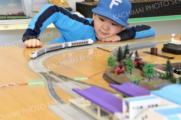 鉄道ジオラマに歓声　新得でイベント