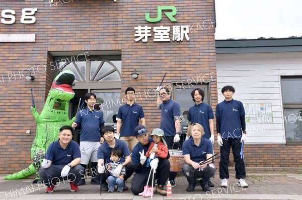 清掃活動に参加した芽室町商工会青年部員たち
