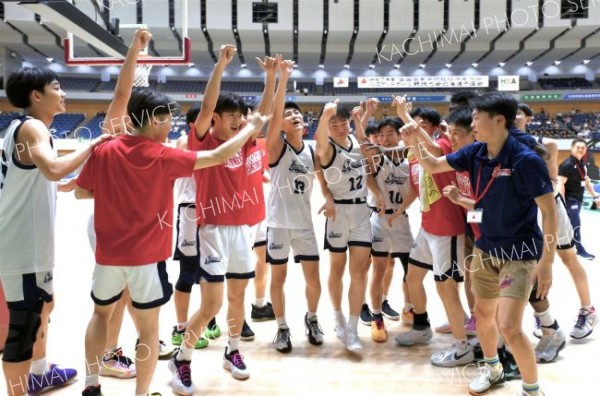 男子決勝リーグで旭川志峯を下し、インターハイ出場を決め、喜びに沸く白樺学園の選手たち（金野和彦撮影）