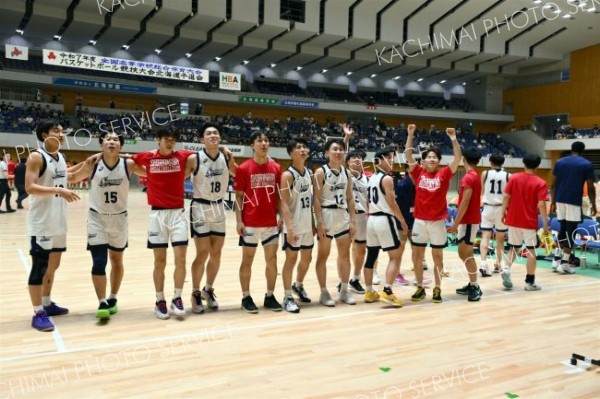 男子決勝リーグで旭川志峯を下し、インターハイ出場を決め、スタンドの保護者や仲間たちに手を振る白樺学園の選手たち（金野和彦撮影）
