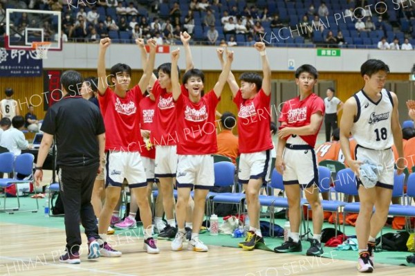 男子決勝リーグで旭川志峯を下し、インターハイ出場を決め、スタンドの保護者や仲間たちにガッツポーズをする白樺学園の選手たち（金野和彦撮影）