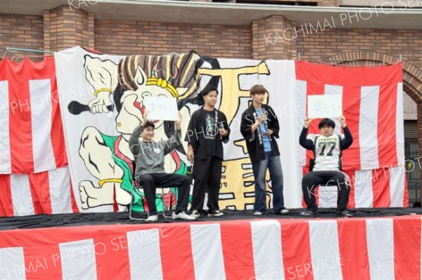ステージで出店を紹介する学生（長尾悦郎通信員撮影）