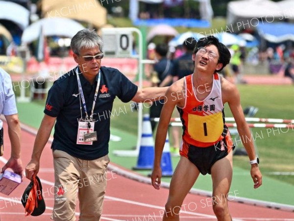 【男子５０００メートル競歩決勝】トップでゴールし苦しそうな表情を見せる