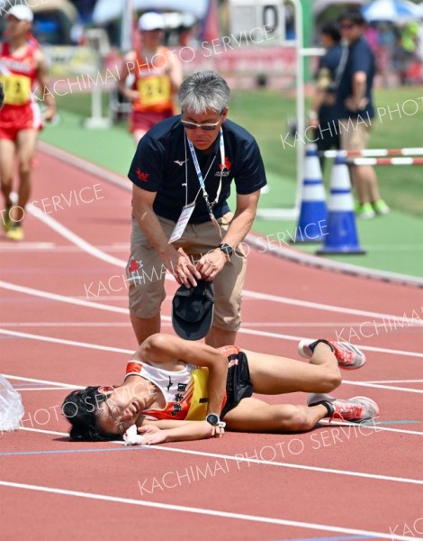 【男子５０００メートル競歩決勝】ゴール後に倒れ込む