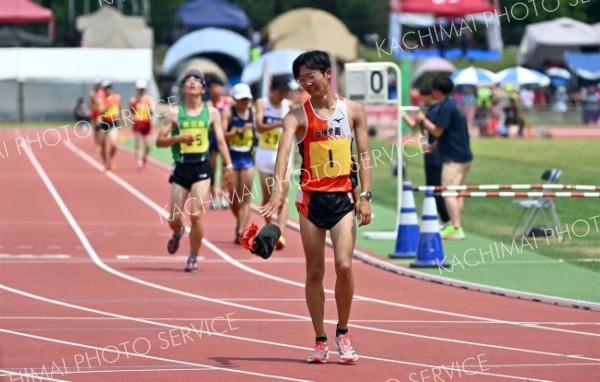 【男子５０００メートル競歩決勝】トップでゴールしたものの悔しそうな表情で着用していた帽子を脱ぎ捨てる