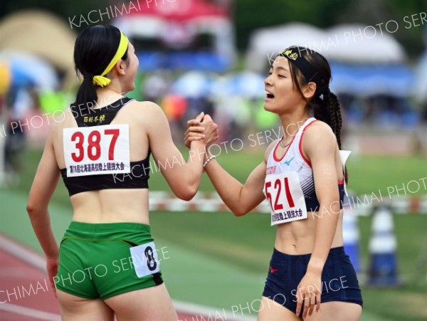 【女子２００メートル決勝】僅差で２位となた山崎心愛（右、旭川志峯―共栄中出）は優勝の波多野心春（北海）と握手し健闘をたたえ合う