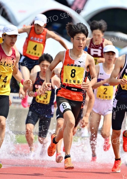 【男子３０００メートル障害決勝】集団に食らいつき水濠を突破する