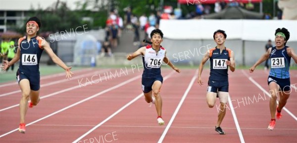 【男子２００メートル決勝】直線で競り合う