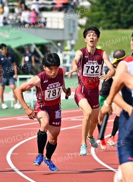 【男子１６００メートルリレー決勝】１走の照沼直太朗（右）からバトンを受ける２走
