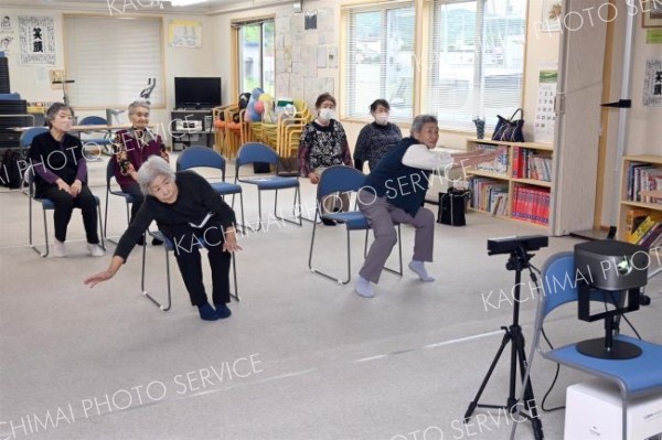 介護用モーションツールを体感する元気いきいき教室の参加者