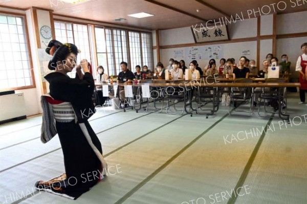 歌や踊りなどの催しでサロン開設２０年目を華やかに祝った