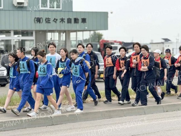 然別湖まで２６キロ「完歩」　鹿追高伝統の湖畔完歩大会～まちマイ鹿追編
