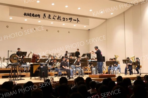 管内の吹奏楽団体共演　池田で「きまぐれコンサート」 3