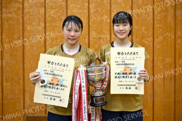 女子個人戦ダブルスで全道優勝を果たした旭川商（金野和彦撮影）