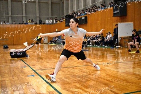 【女子北北海道個人戦シングルス準決勝】旭川実戦のファイナルゲーム、粘りのラリーを繰り広げる旭川実（金野和彦撮影）