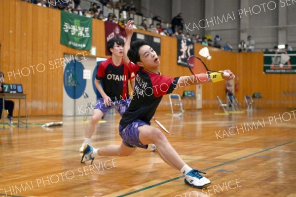 【男子個人戦ダブルス南・北北海道決勝】札幌龍谷戦の第２ゲーム、果敢打ち返す帯大谷（金野和彦撮影）