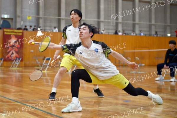 【男子南北北海道個人戦ダブルス・決勝】帯大谷戦の第２ゲーム、シャトルを打ち返す＝金野和彦撮影