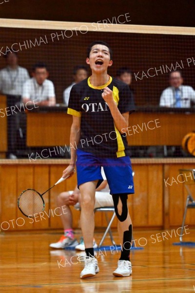 【男子個人戦シングルス南・北北海道決勝】札幌龍谷戦の第２ゲーム、相手からポイントを奪い、気迫を見せる帯大谷（金野和彦撮影）