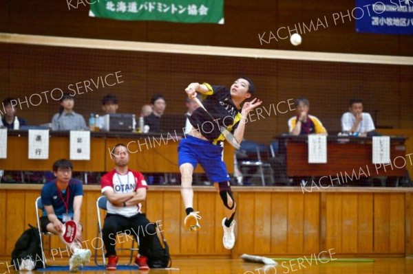 【男子個人戦シングルス南・北北海道決勝】札幌龍谷戦の第２ゲーム、スマッシュをたたき込む帯大谷（金野和彦撮影）