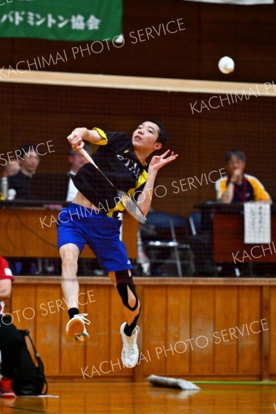 【男子個人戦シングルス南・北北海道決勝】札幌龍谷戦の第２ゲーム、スマッシュをたたき込む帯大谷（金野和彦撮影）