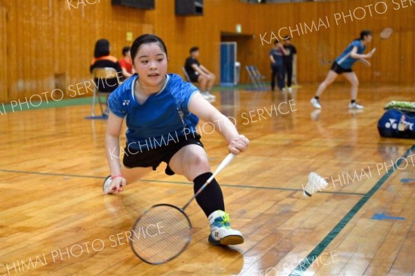 【女子北北海道個人戦シングルス・準決勝】旭川商戦の第２ゲーム、ネット際に落ちるシャトルに食らい付く旭川実＝金野和彦撮影