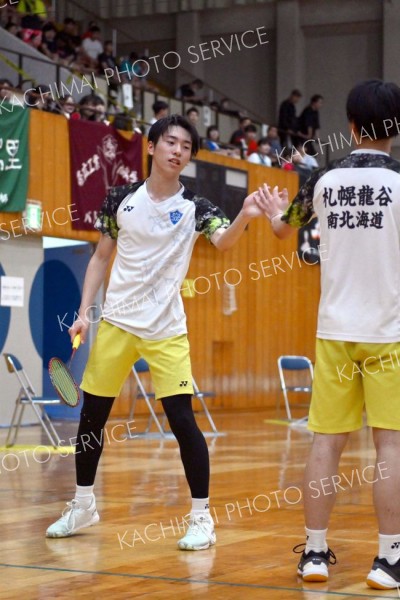 【男子南北北海道個人戦ダブルス・決勝】帯大谷戦の第１ゲーム、ポイントを奪いタッチを交わす＝金野和彦撮影