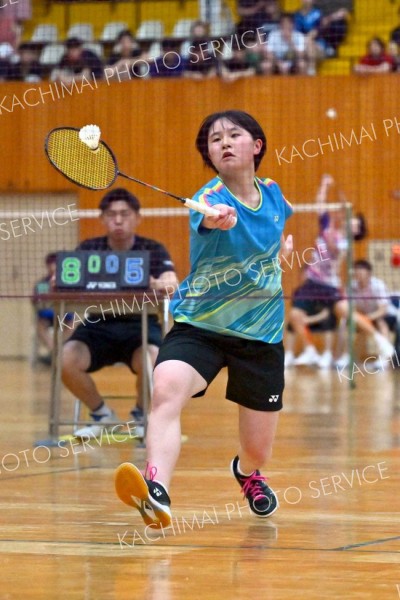 【女子北北海道個人戦シングルス・準々決勝】旭川商戦の第１ゲーム、相手のサーブを打ち返す、本別（金野和彦撮影）