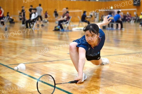 【女子北北海道個人戦シングルス・準々決勝】北見藤戦の第１ゲーム、シャトルに食らい付く帯緑陽（金野和彦撮影）