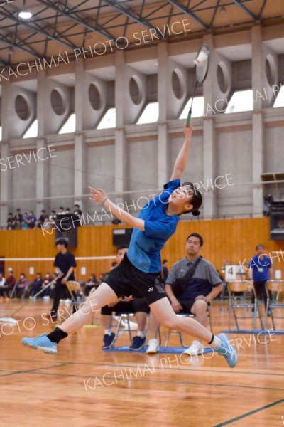 【女子北北海道個人戦シングルス・準々決勝】旭川実戦の第２ゲーム、シャトルを打ち返す帯北（金野和彦撮影）