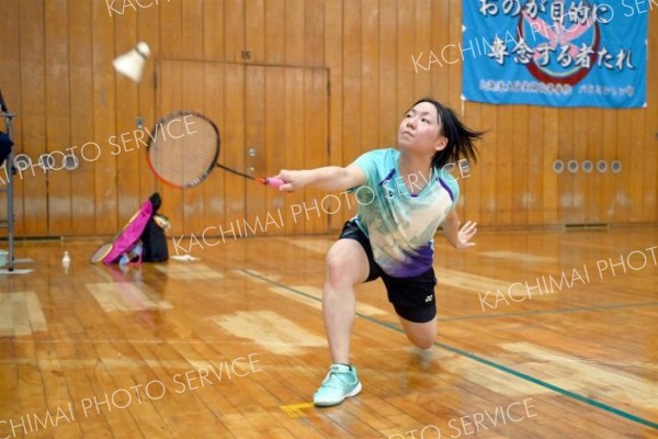 【女子北北海道個人戦シングルス・準々決勝】旭川実戦の第１ゲーム、シャトルを打ち返す帯三条（金野和彦撮影）